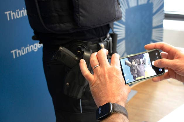 Polizei stellt in Zusammenarbeit mit der Firma Motorola erstmalig Holster-Signal-Auslösung für Bodycam vor Erfurt, 18.09.2026 Holster-Signal-Auslösung bei der Thüringer Polizei bezeichnet eine automatische Koppelung zwischen dem Dienstholster und der Bodycam von Polizeikräften. Sobald ein Polizeibeamter seine Dienstwaffe aus dem Holster zieht, registriert ein Sensor diesen Vorgang und startet über ein Funksignal vollautomatisch die Video- und Audioaufzeichnung der Bodycam. Nach umfangreicher Entwicklungsarbeit, die einmalig ist bei einer Polizei in Deutschland und Europa, kann das System jetzt bei der Thüringer Polizei als erstes eingeführt werden. Thüringen Germany Copyright: xMarioxGentzelx