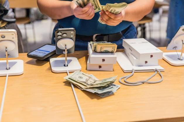 Apple Store on Fifth Avenue in New York City, United States Apple Store on Fifth Avenue in New York City, United States, on September 18, 2026. Apple begins selling the iPhone 18 lineup. NEW YORK NY UNITED STATES Copyright: xVANESSAxCARVALHOx