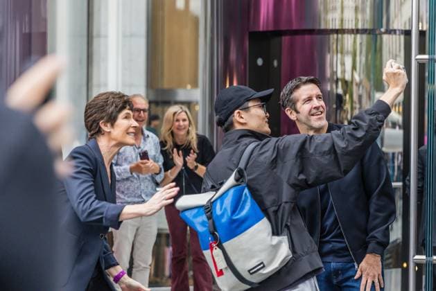 Apple Store on Fifth Avenue in New York City, United States Apple executive John Ternus opens the Apple Store on Fifth Avenue in New York City, United States, on September 18, 2026. Apple begins selling the iPhone 18 lineup. NEW YORK NY UNITED STATES Copyright: xVANESSAxCARVALHOx