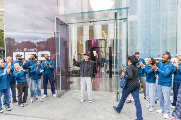 Apple Store on Fifth Avenue in New York City, United States Apple Store on Fifth Avenue in New York City, United States, on September 18, 2026. Apple begins selling the iPhone 18 lineup. NEW YORK NY UNITED STATES Copyright: xVANESSAxCARVALHOx