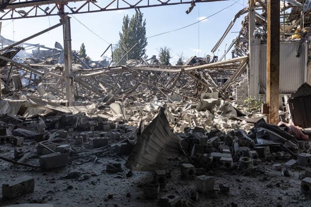Aftermath of Russian airstrike in Sloviansk SLOVIANSK, UKRAINE - SEPTEMBER 18: A view of a destroyed warehouse in a commercial area with smoke rising from a fire following a Russian airstrike in Sloviansk, Ukraine, on September 18, 2026. Francisco Richart Anadolu Sloviansk Ukraine. Editorial use only. Please get in touch for any other usage.  Copyright: x2026xAnadoluxFranciscoxRichartx