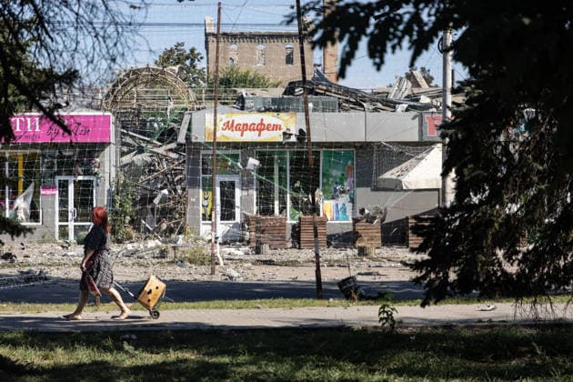 Aftermath of Russian airstrike in Sloviansk SLOVIANSK, UKRAINE - SEPTEMBER 18: A resident walks past a destroyed commercial area with her cart following a Russian airstrike in Sloviansk, Ukraine, on September 18, 2026. Francisco Richart Anadolu Sloviansk Ukraine. Editorial use only. Please get in touch for any other usage.  Copyright: x2026xAnadoluxFranciscoxRichartx