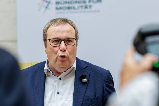18.09.2026. Düsseldorf. NRW-Verkehrsminister Oliver Krischer am Rande der Infrastrukturkonferenz.NRW 2026 unter dem Motto Brücken schneller bauen und sanieren . Düsseldorf Ministerium für Umwelt, Naturschutz und Verkehr, Emilie-Preyer-Platz 1 Nordrhein-Westfalen Deutschland