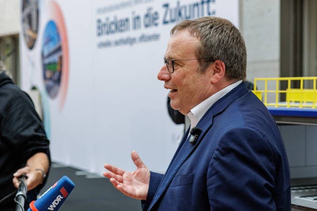 18.09.2026. Düsseldorf. NRW-Verkehrsminister Oliver Krischer am Rande der Infrastrukturkonferenz.NRW 2026 unter dem Motto Brücken schneller bauen und sanieren . Düsseldorf Ministerium für Umwelt, Naturschutz und Verkehr, Emilie-Preyer-Platz 1 Nordrhein-Westfalen Deutschland