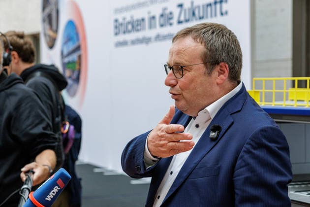 18.09.2026. Düsseldorf. NRW-Verkehrsminister Oliver Krischer am Rande der Infrastrukturkonferenz.NRW 2026 unter dem Motto Brücken schneller bauen und sanieren . Düsseldorf Ministerium für Umwelt, Naturschutz und Verkehr, Emilie-Preyer-Platz 1 Nordrhein-Westfalen Deutschland