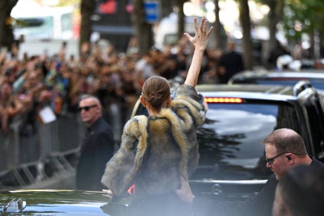 Céline Dion was cheered by her fans as she left the Royal Monceau Hotel in Paris, before heading to the Plenitude Arena at Paris La Défense for her third concert, September 16, 2026 Lionel Urman Bestimage Céline Dion is cheered by fans as she leaves the Royal Monceau Hotel in Paris, before heading to the Plenitude Arena at Paris La Défense for her third concert date on September 18, 2026, Paris, France  Copyright: xLIONELxURMANxx xBESTIMAGExLIONELxURMANxx xBESTIMAGEx