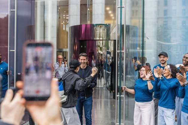 September 18, 2026, New York, Ny, USA: Apple executive John Ternus opens the Apple Store on Fifth Avenue in New York City, United States, on September 18, 2026. Apple begins selling the iPhone 18 lineup. New York USA - ZUMAc233 20260918_zsp_c233_008 Copyright: xVanessaxCarvalhox