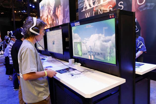 September 18, 2026, Chiba, Japan: Visitors enjoy testing the flight combat game ACE COMBAT 8: WINGS OF THEVE during the Tokyo Game Show (TGS) 2026 at Makuhari Messe in Chiba, near Tokyo. This year marks 30 years since the show began. A total of 1,138 companies and organizations from 53 countries participated in the largest exhibition in TGS history. The event runs through September 21. Chiba Japan  - ZUMAm191 20260918_aap_m191_067 Copyright: xRodrigoxReyesxMarinx