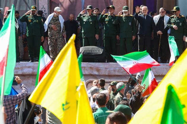 Iranians take to the streets of Tehran following US and Israeli attacks TEHRAN, IRAN - SEPTEMBER 18: (----EDITORIAL USE ONLY – MANDATORY CREDIT - IRANIAN PRESIDENCY HANDOUT - NO MARKETING NO ADVERTISING CAMPAIGNS - DISTRIBUTED AS A SERVICE TO CLIENTS----) Iranian President Masoud Pezeshkian (3rd R) attends as demonstrators fill the area between Imam Hossein Square and Revolution Square, carrying Hezbollah and Iranian flags and chanting slogans against the US and Israel in Tehran, Iran, on September 18, 2026. Iranians registered for the Self-Sacrifice campaign demonstrate under the leadership of the Basij Forces affiliated with the Islamic Revolutionary Guard Corps (IRGC) following US and Israeli attacks. Iranian Presidency Handout  Copyright: x2026xAnadoluxIranianxPresidencyx xHandoutx
