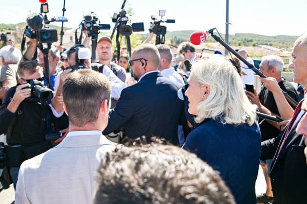Marine Le Pen, the National Rally’s candidate for the presidency of the Republic, accompanied by Julien Rancoule, National Rally deputy for the 3rd Limoux-Castelnaudary district, and Victor Chabert, director of the National Rally’s press office, visited the disaster-stricken village of Pomas in the Aude department, this Friday, September 18, 2026, following a tornado that struck in late August. Valérian Wagner Bestimage Marine Le Pen, the National Rally candidate for the presidency, accompanied by Julien Rancoule, RN MP for the 3rd constituency of Aude—Limoux Castelnaudary, and Victor Chabert, Director of the National Rally press office, visits the storm-ravaged village of Pomas in the Aude department this Friday, September 18, 2026, follo  Copyright: xValÃ rianxWagner BestimagexValÃ rianxWagner Bestimagex