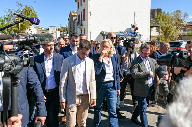 Marine Le Pen, the National Rally’s candidate for the presidency of the Republic, accompanied by Julien Rancoule, National Rally deputy for the 3rd Limoux-Castelnaudary district, and Victor Chabert, director of the National Rally’s press office, visited the disaster-stricken village of Pomas in the Aude department, this Friday, September 18, 2026, following a tornado that struck in late August. Valérian Wagner Bestimage Marine Le Pen, the National Rally candidate for the presidency, accompanied by Julien Rancoule, RN MP for the 3rd constituency of Aude—Limoux Castelnaudary, and Victor Chabert, Director of the National Rally press office, visits the storm-ravaged village of Pomas in the Aude department this Friday, September 18, 2026, follo Copyright: xValà rianxWagner BestimagexValà rianxWagner Bestimagex