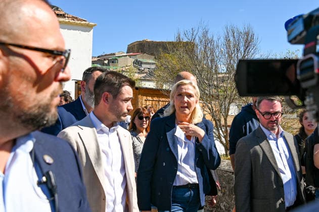 Marine Le Pen, the National Rally’s candidate for the presidency of the Republic, accompanied by Julien Rancoule, National Rally deputy for the 3rd Limoux-Castelnaudary district, and Victor Chabert, director of the National Rally’s press office, visited the disaster-stricken village of Pomas in the Aude department, this Friday, September 18, 2026, following a tornado that struck in late August. Valérian Wagner Bestimage Marine Le Pen, the National Rally candidate for the presidency, accompanied by Julien Rancoule, RN MP for the 3rd constituency of Aude—Limoux Castelnaudary, and Victor Chabert, Director of the National Rally press office, visits the storm-ravaged village of Pomas in the Aude department this Friday, September 18, 2026, follo Copyright: xValà rianxWagner BestimagexValà rianxWagner Bestimagex