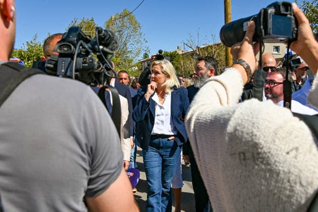 Marine Le Pen, the National Rally’s candidate for the presidency of the Republic, accompanied by Julien Rancoule, National Rally deputy for the 3rd Limoux-Castelnaudary district, and Victor Chabert, director of the National Rally’s press office, visited the disaster-stricken village of Pomas in the Aude department, this Friday, September 18, 2026, following a tornado that struck in late August. Valérian Wagner Bestimage Marine Le Pen, the National Rally candidate for the presidency, accompanied by Julien Rancoule, RN MP for the 3rd constituency of Aude—Limoux Castelnaudary, and Victor Chabert, Director of the National Rally press office, visits the storm-ravaged village of Pomas in the Aude department this Friday, September 18, 2026, follo Copyright: xValà rianxWagner BestimagexValà rianxWagner Bestimagex