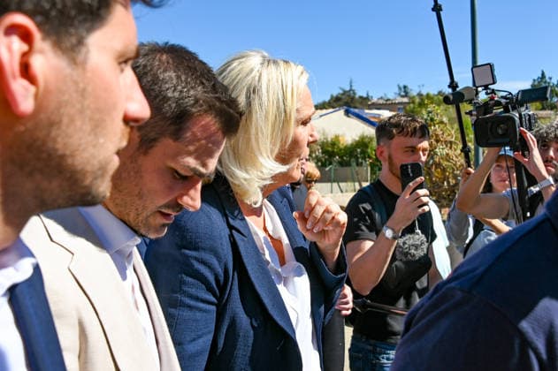 Marine Le Pen, the National Rally’s candidate for the presidency of the Republic, accompanied by Julien Rancoule, National Rally deputy for the 3rd Limoux-Castelnaudary district, and Victor Chabert, director of the National Rally’s press office, visited the disaster-stricken village of Pomas in the Aude department, this Friday, September 18, 2026, following a tornado that struck in late August. Valérian Wagner Bestimage Marine Le Pen, the National Rally candidate for the presidency, accompanied by Julien Rancoule, RN MP for the 3rd constituency of Aude—Limoux Castelnaudary, and Victor Chabert, Director of the National Rally press office, visits the storm-ravaged village of Pomas in the Aude department this Friday, September 18, 2026, follo Copyright: xValà rianxWagner BestimagexValà rianxWagner Bestimagex