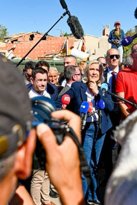 Marine Le Pen, the National Rally’s candidate for the presidency of the Republic, accompanied by Julien Rancoule, National Rally deputy for the 3rd Limoux-Castelnaudary district, and Victor Chabert, director of the National Rally’s press office, visited the disaster-stricken village of Pomas in the Aude department, this Friday, September 18, 2026, following a tornado that struck in late August. Valérian Wagner Bestimage Marine Le Pen, the National Rally candidate for the presidency, accompanied by Julien Rancoule, RN MP for the 3rd constituency of Aude—Limoux Castelnaudary, and Victor Chabert, Director of the National Rally press office, visits the storm-ravaged village of Pomas in the Aude department this Friday, September 18, 2026, follo Copyright: xValà rianxWagner BestimagexValà rianxWagner Bestimagex