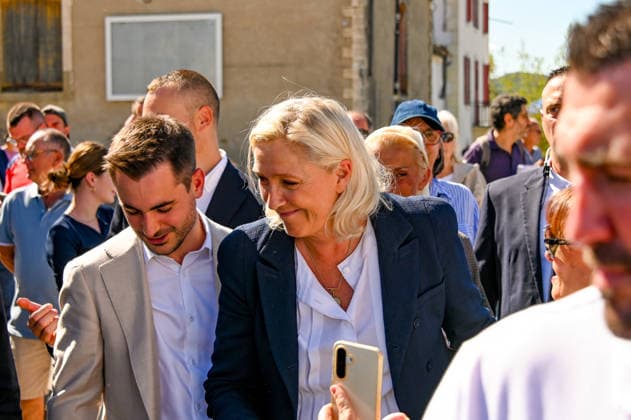 Marine Le Pen, the National Rally’s candidate for the presidency of the Republic, accompanied by Julien Rancoule, National Rally member of the National Assembly representing the 3rd Limoux-Castelnaudary district, and Victor Chabert, director of the National Rally’s press office, visited the disaster-stricken village of Pomas in the Aude department, this Friday, September 18, 2026, following a tornado that struck in late August. Valérian Wagner Bestimage Marine Le Pen, the National Rally candidate for the presidency, accompanied by Julien Rancoule, RN MP for the 3rd constituency of Aude—Limoux Castelnaudary, and Victor Chabert, director of the National Rally press office, visits the storm-ravaged village of Pomas in the Aude department this Copyright: xValà rianxWagner BestimagexValà rianxWagner Bestimagex