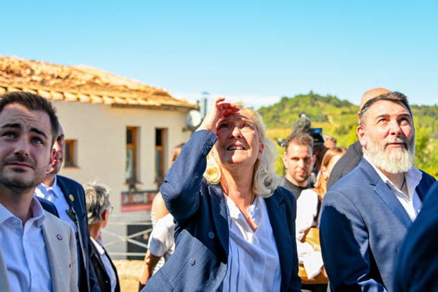 Marine Le Pen, the National Rally’s candidate for the presidency of the Republic, accompanied by Julien Rancoule, National Rally member of the National Assembly representing the 3rd Limoux-Castelnaudary district, and Victor Chabert, director of the National Rally’s press office, visited the disaster-stricken village of Pomas in the Aude department, this Friday, September 18, 2026, following a tornado that struck in late August. Valérian Wagner Bestimage Marine Le Pen, the National Rally candidate for the presidency, accompanied by Julien Rancoule, RN MP for the 3rd constituency of Aude—Limoux Castelnaudary, and Victor Chabert, director of the National Rally press office, visits the storm-ravaged village of Pomas in the Aude department this Copyright: xValà rianxWagner BestimagexValà rianxWagner Bestimagex