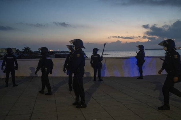 Migrants relocated from Ceuta beaches in Spain CEUTA, SPAIN - SEPTEMBER 18: National Police officers establish a security cordon to prevent migrants from accessing the new facilities at the Port of Ceuta in Ceuta, Spain, on September 18, 2026. Police transfer approximately 1,700 migrants from Trampolin and Benitez beaches to new facilities at the Port of Ceuta amid heightened tensions marked by a stampede, police baton strikes, shots fired into the air and several injuries. Jose Colon Anadolu Ceuta Spain. Editorial use only. Please get in touch for any other usage.  Copyright: x2026xAnadoluxJosexColonx