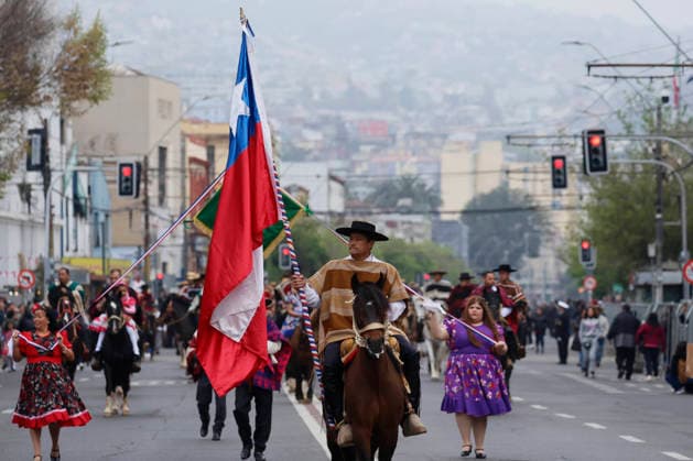 Valparaíso, September 18, 2026: Groups of cuequeros march during the commemoration of the 216th anniversary of National Independence, a ceremony held on Pedro Montt Avenue. Sebastian Cisternas, Aton Chile, Valparaíso, Chile. Aton 1191653  Copyright: SEBASTIANxCISTERNAS xATONxCHILE