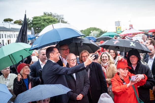 SPD-Ministerpräsidenten Olaf Lies, Anke, Rehlinger, Dietmar Woidke und Hamburgs Erster Bürgermeister Peter Tschentscher machen mit Regenschirmen ein Selfie;Abschlusskundgebung der SPD am Leuchtturm von Warnemünde zur Landtagswahl in Mecklenburg-Vorpommern, Rostock-Warnemünde Mecklenburg-Vorpommern Deutschland Leuchtturm