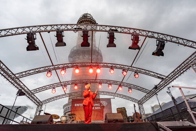 Ministerpräsidentin und SPD-Spitzenkandidatin Manuela Schwesig auf der Wahlkampfveranstaltung in Rostock-Warnemünde;Abschlusskundgebung der SPD am Leuchtturm von Warnemünde zur Landtagswahl in Mecklenburg-Vorpommern, Rostock-Warnemünde Mecklenburg-Vorpommern Deutschland Leuchtturm