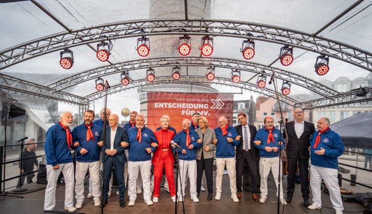 Aktuelle SPD-Ministerpräsidenten Olaf Lies, Anke, Rehlinger, Manuela Schwesig, Dietmar Woidke und Hamnburgs Erster Bürgermeister Peter Tschentscher gemeinsam in Warnemünde;Abschlusskundgebung der SPD am Leuchtturm von Warnemünde zur Landtagswahl in Mecklenburg-Vorpommern, Rostock-Warnemünde Mecklenburg-Vorpommern Deutschland Leuchtturm