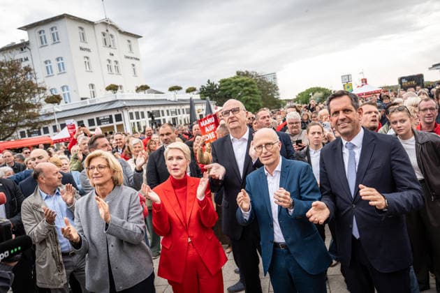Aktuelle SPD-Ministerpräsidenten Olaf Lies, Anke, Rehlinger, Manuela Schwesig, Dietmar Woidke und Hamnburgs Erster Bürgermeister Peter Tschentscher gemeinsam in Warnemünde;Abschlusskundgebung der SPD am Leuchtturm von Warnemünde zur Landtagswahl in Mecklenburg-Vorpommern, Rostock-Warnemünde Mecklenburg-Vorpommern Deutschland Leuchtturm