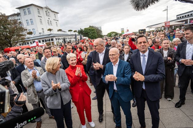 Aktuelle SPD-Ministerpräsidenten Olaf Lies, Anke, Rehlinger, Manuela Schwesig, Dietmar Woidke und Hamnburgs Erster Bürgermeister Peter Tschentscher gemeinsam in Warnemünde;Abschlusskundgebung der SPD am Leuchtturm von Warnemünde zur Landtagswahl in Mecklenburg-Vorpommern, Rostock-Warnemünde Mecklenburg-Vorpommern Deutschland Leuchtturm