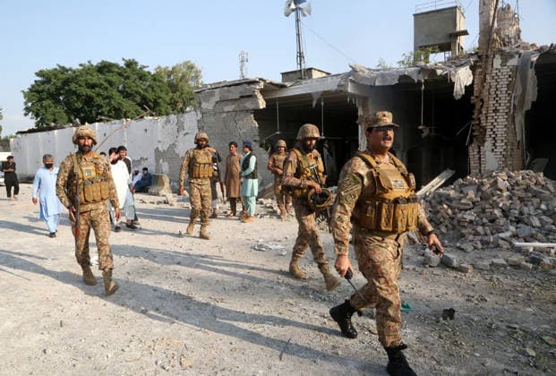 16 killed in suspected suicide bombing near police compound in NW Pakistan KHYBER PAKHTUNKWA, PAKISTAN - SEPTEMBER 18: Security officials inspect the site of a blast at a mosque near the Old Police Lines in Kohat district of Khyber Pakhtunkhwa province, Pakistan, on September 18, 2026. At least 16 people, including 11 civilians and five police officers, were killed and over 50 others wounded in a suspected suicide bombing targeting a police compound in northwestern Pakistan during Friday congregational prayers, officials said. The casualties occurred when an explosives-laden vehicle rammed into the Old Police Lines gate in Kohat district of Khyber Pakhtunkhwa province, a senior police official said, according to local broadcaster Geo News.  Copyright: x2026xAnadoluxHussainxAlix