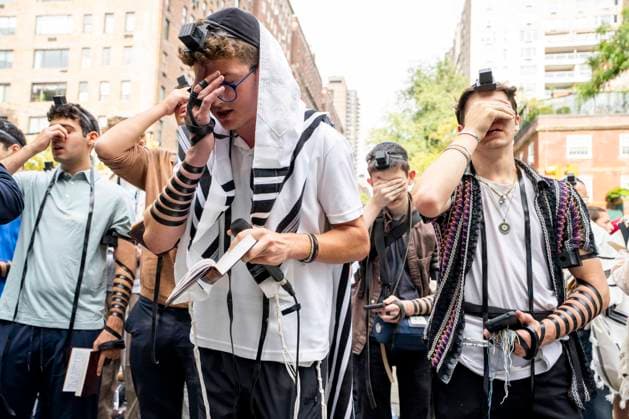 September 18, 2026, New York City, New York, United States: Jewish day school students wearing tefillin while saying the morning prayers at a rally against antisemitism in Carl Schurz Park outside Gracie Mansion in New York City. New York City United States  - ZUMAb161 20260918_aap_b161_001 Copyright: xMichaelxBrochsteinx