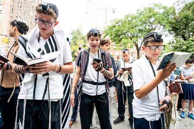 September 18, 2026, New York City, New York, United States: Jewish day school students wearing tefillin while saying the morning prayers at a rally against antisemitism in Carl Schurz Park outside Gracie Mansion in New York City. New York City United States  - ZUMAb161 20260918_aap_b161_005 Copyright: xMichaelxBrochsteinx