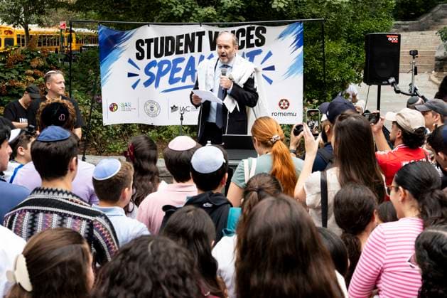 September 18, 2026, New York City, New York, United States: Rabbi CHAIM STEINMETZ, Senior Rabbi of Congregation Kehilath Jeshurun, speaking at a rally against antisemitism in Carl Schurz Park outside Gracie Mansion in New York City. New York City United States  - ZUMAb161 20260918_aap_b161_006 Copyright: xMichaelxBrochsteinx