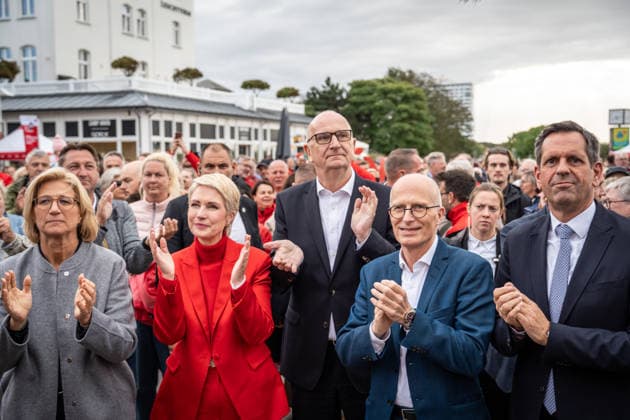 Aktuelle SPD-Ministerpräsidenten Olaf Lies, Anke, Rehlinger, Manuela Schwesig, Dietmar Woidke und Hamnburgs Erster Bürgermeister Peter Tschentscher gemeinsam in Warnemünde;Abschlusskundgebung der SPD am Leuchtturm von Warnemünde zur Landtagswahl in Mecklenburg-Vorpommern, Rostock-Warnemünde Mecklenburg-Vorpommern Deutschland Leuchtturm