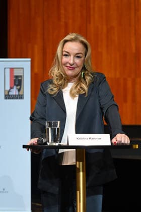 Pressekonferenz zur Vorstellung des designierten Intendanten der Salzburger Festpiele im Grossen festspielhaus in Salzburg, fotografiert am 18.09.26. Das Bild zeigt die, ÜPräsidentin der Salzburger Festspiele, Kristina Hammer, die neuerlich für mehrere Jahre in ihr Amt gewählt wurde, 2026 - Pressekonferenz zur Vorstellung des designierten Intendanten der Salzburger Festpiele im Grossen festspielhaus in Salzburg, am 18.09.26