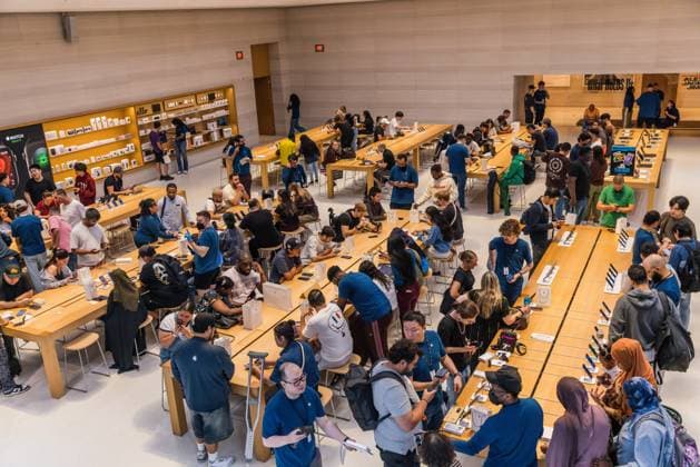 Apple Store on Fifth Avenue in New York City, United States Apple Store on Fifth Avenue in New York City, United States, on September 18, 2026. Apple begins selling the iPhone 18 lineup. NEW YORK NY UNITED STATES Copyright: xVANESSAxCARVALHOx