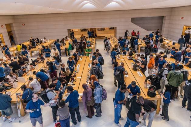 Apple Store on Fifth Avenue in New York City, United States Apple Store on Fifth Avenue in New York City, United States, on September 18, 2026. Apple begins selling the iPhone 18 lineup. NEW YORK NY UNITED STATES Copyright: xVANESSAxCARVALHOx