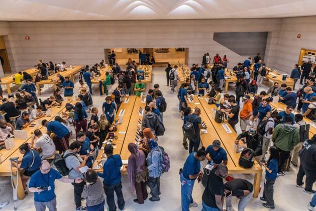 Apple Store on Fifth Avenue in New York City, United States Apple Store on Fifth Avenue in New York City, United States, on September 18, 2026. Apple begins selling the iPhone 18 lineup. NEW YORK NY UNITED STATES Copyright: xVANESSAxCARVALHOx