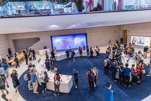 Apple Store on Fifth Avenue in New York City, United States Apple Store on Fifth Avenue in New York City, United States, on September 18, 2026. Apple begins selling the iPhone 18 lineup. NEW YORK NY UNITED STATES Copyright: xVANESSAxCARVALHOx