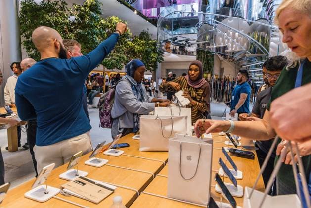 Apple Store on Fifth Avenue in New York City, United States Apple Store on Fifth Avenue in New York City, United States, on September 18, 2026. Apple begins selling the iPhone 18 lineup. NEW YORK NY UNITED STATES Copyright: xVANESSAxCARVALHOx