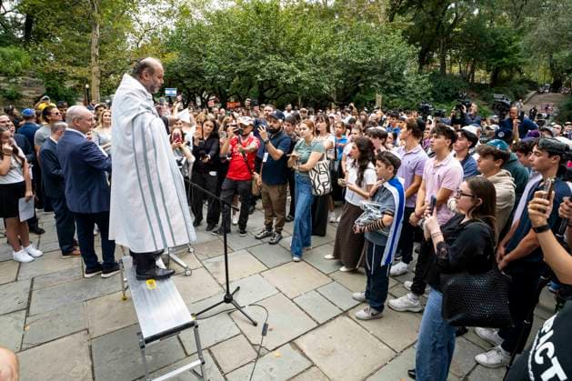 September 18, 2026, New York City, New York, United States: Rabbi CHAIM STEINMETZ, Senior Rabbi of Congregation Kehilath Jeshurun, speaking at a rally against antisemitism in Carl Schurz Park outside Gracie Mansion in New York City. New York City United States - ZUMAb161 20260918_aap_b161_007 Copyright: xMichaelxBrochsteinx
