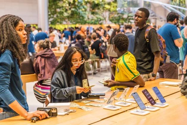Apple Store on Fifth Avenue in New York City, United States Apple Store on Fifth Avenue in New York City, United States, on September 18, 2026. Apple begins selling the iPhone 18 lineup. NEW YORK NY UNITED STATES Copyright: xVANESSAxCARVALHOx