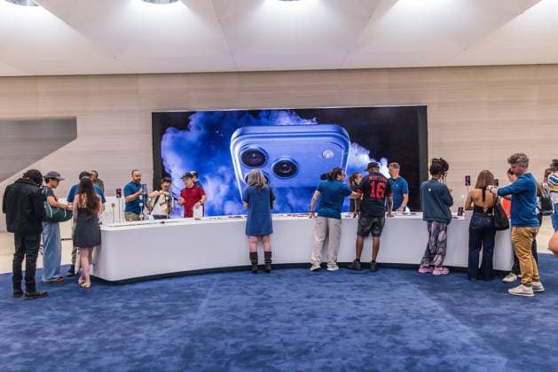 Apple Store on Fifth Avenue in New York City, United States Apple Store on Fifth Avenue in New York City, United States, on September 18, 2026. Apple begins selling the iPhone 18 lineup. NEW YORK NY UNITED STATES Copyright: xVANESSAxCARVALHOx