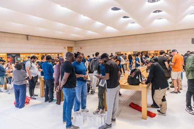 Apple Store on Fifth Avenue in New York City, United States Apple Store on Fifth Avenue in New York City, United States, on September 18, 2026. Apple begins selling the iPhone 18 lineup. NEW YORK NY UNITED STATES Copyright: xVANESSAxCARVALHOx