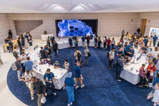 Apple Store on Fifth Avenue in New York City, United States Apple Store on Fifth Avenue in New York City, United States, on September 18, 2026. Apple begins selling the iPhone 18 lineup. NEW YORK NY UNITED STATES Copyright: xVANESSAxCARVALHOx