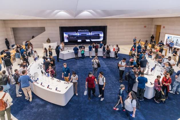 Apple Store on Fifth Avenue in New York City, United States Apple Store on Fifth Avenue in New York City, United States, on September 18, 2026. Apple begins selling the iPhone 18 lineup. NEW YORK NY UNITED STATES Copyright: xVANESSAxCARVALHOx