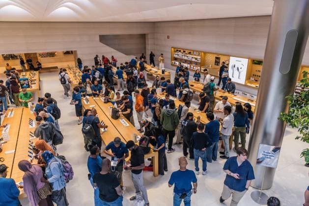 Apple Store on Fifth Avenue in New York City, United States Apple Store on Fifth Avenue in New York City, United States, on September 18, 2026. Apple begins selling the iPhone 18 lineup. NEW YORK NY UNITED STATES Copyright: xVANESSAxCARVALHOx