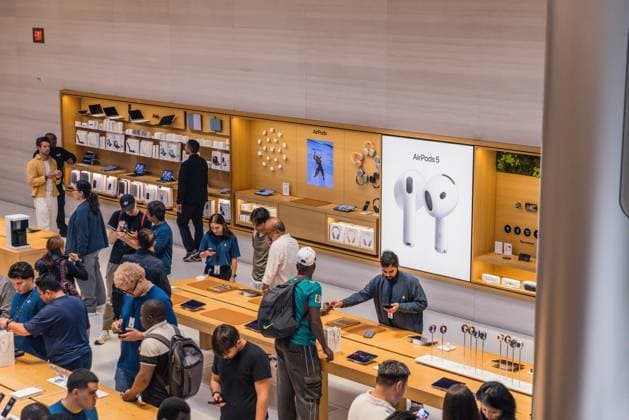 Apple Store on Fifth Avenue in New York City, United States Apple Store on Fifth Avenue in New York City, United States, on September 18, 2026. Apple begins selling the iPhone 18 lineup. NEW YORK NY UNITED STATES Copyright: xVANESSAxCARVALHOx