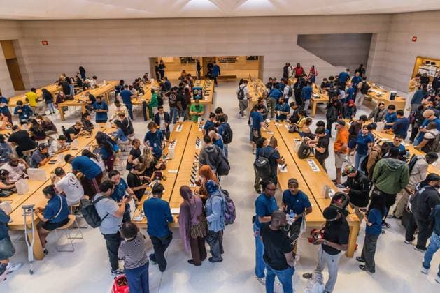 Apple Store on Fifth Avenue in New York City, United States Apple Store on Fifth Avenue in New York City, United States, on September 18, 2026. Apple begins selling the iPhone 18 lineup. NEW YORK NY UNITED STATES Copyright: xVANESSAxCARVALHOx