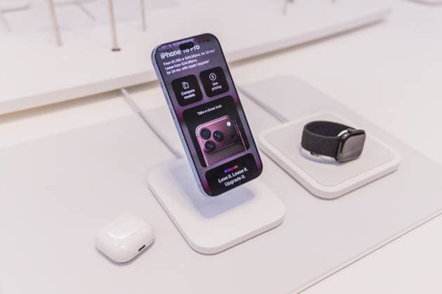 Apple Store on Fifth Avenue in New York City, United States Apple Store on Fifth Avenue in New York City, United States, on September 18, 2026. Apple begins selling the iPhone 18 lineup. NEW YORK NY UNITED STATES Copyright: xVANESSAxCARVALHOx