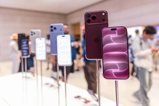 Apple Store on Fifth Avenue in New York City, United States Apple Store on Fifth Avenue in New York City, United States, on September 18, 2026. Apple begins selling the iPhone 18 lineup. NEW YORK NY UNITED STATES Copyright: xVANESSAxCARVALHOx